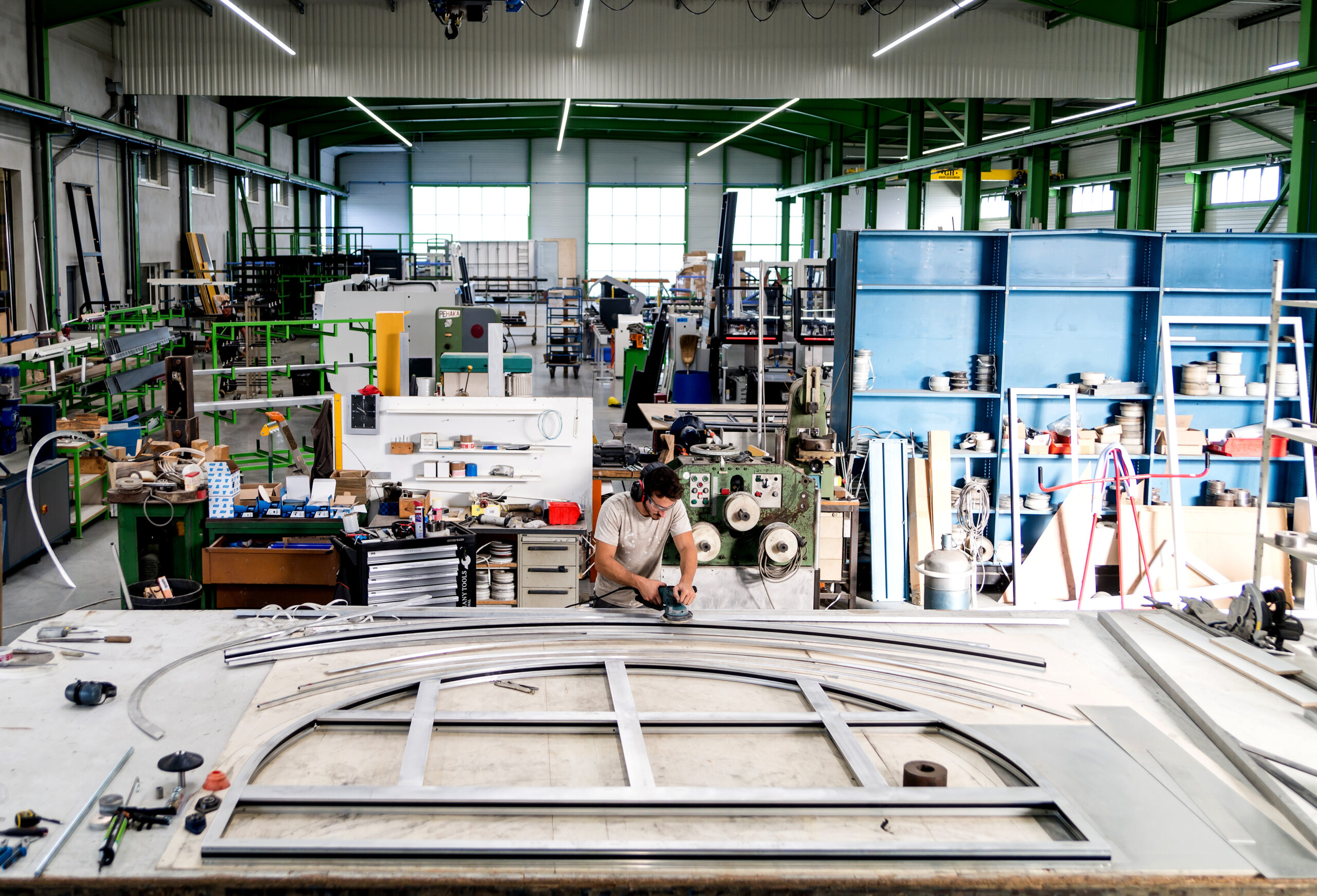 Photographie de l'atelier de cintrage de menuiserie aluminium